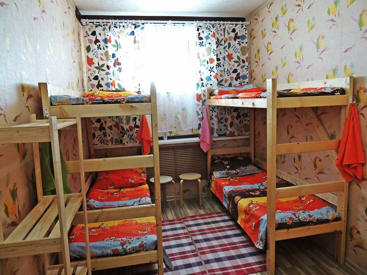 Кровать в общем 4-местном номере для мужчин и женщин